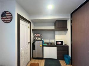 Ban Rong KhoeiにあるLiving avenue condoの冷蔵庫とシンク付きの小さなキッチン