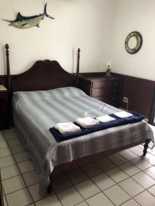 sypialnia z łóżkiem z ręcznikami w obiekcie Riviera: M4 Giardino 44A, frente Praia, 4Dorms, 3Banh, 2Gar, Varanda Gourmet com Churrasqueira w mieście Riviera de São Lourenço