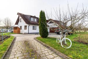 Una bicicleta blanca estacionada frente a una casa en Ferienhaus Landliebe en Ötisheim