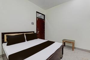 een slaapkamer met een bed en een rode deur bij OYO Flagship HOTEL NEW in Prayagraj