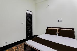 een slaapkamer met een bed in zwart en wit bij OYO Flagship HOTEL NEW in Prayagraj