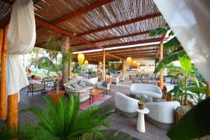 eine Außenterrasse mit Sofas, Tischen und Stühlen in der Unterkunft Oricon Coast Luxury Resort in Orikum