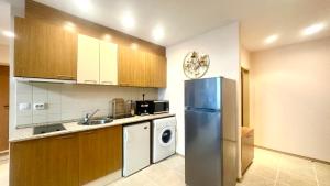cocina con nevera y lavavajillas en Bratanov Flower Street Apartment, en Sunny Beach