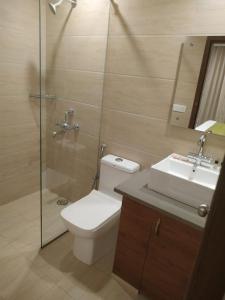 Koupelna v ubytování Vibes Selaqui Hotel Dehradun