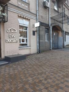 un parking vide devant un magasin dans l'établissement Home Hotel Apartments on Lva Tolstogo, à Kiev