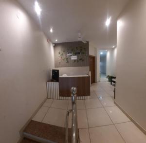 un corridoio con scrivania in una camera di OYO 820574 The Highclass Hotel a Bathinda