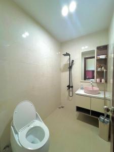 a bathroom with a toilet and a sink at Nhung's House in Thôn Dương Phẩm