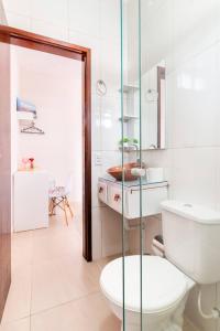 łazienka z toaletą i umywalką w obiekcie Cananeia Suítes w mieście Cananéia