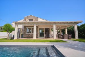 a house with a pergola and a swimming pool at Villa Sicilia in Lascari