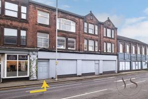 an arrow points to a building on a street at Gorgeous Longton Studio 2b in Stoke on Trent