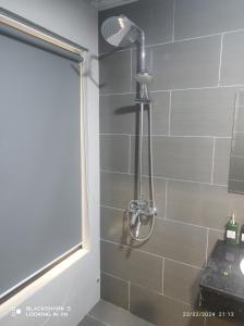 y baño con ducha con cabezal de ducha. en LS HOTEl, en Kim Bảng