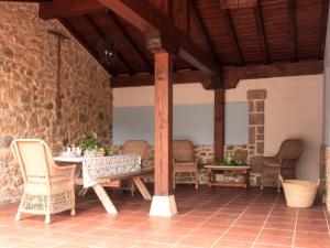 una mesa de madera y sillas en un patio en Casa La Escuelina en Villanueva, en Villanueva