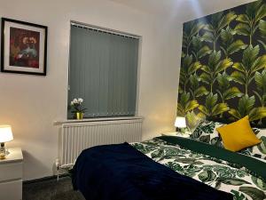 - une chambre avec un lit et une grande fenêtre dans l'établissement Charming 2-Bedroom Home with Modern Amenities, à Oldham