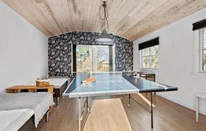 una mesa de ping pong en medio de una habitación en Lovely Home In Sæby With Wifi, en Saeby 12 fotos más