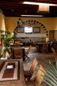 una sala de estar con mesas y sillas y un arco en Finca Tomaren, en San Bartolomé