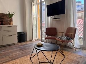 TV a/nebo společenská místnost v ubytování Appartement 2 pièces hyper centre NICE PROCHE PLAGE