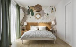ein Schlafzimmer mit einem Bett mit einer Karte an der Wand in der Unterkunft Robinsone House La Storia in Jelsa