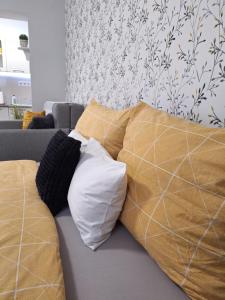 Posteľ alebo postele v izbe v ubytovaní Várfal apartman