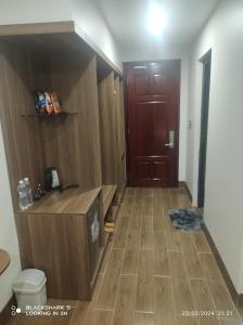 La salle de bains est pourvue de toilettes et d'une porte marron. dans l'établissement LS HOTEl, à Kim Bảng
