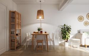ein Esszimmer mit einem Tisch und Stühlen in der Unterkunft Robinsone House La Storia in Jelsa