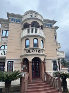 Η πρόσοψη ή η είσοδος του Beatrix Lux Hotel