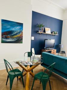uma sala de estar com uma mesa e cadeiras e um sofá em 6 Wye Valley Chambers, Ross-on-Wye em Ross on Wye