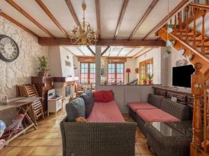 ein Wohnzimmer mit Sofas und einem Tisch in der Unterkunft La Marquisienne avec jardin in Marquise