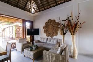 un salon avec un canapé et des chaises dans l'établissement Casa confortável para a família, à Barrinha