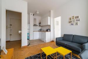ein Wohnzimmer mit einem Sofa und einem Tisch in der Unterkunft Le Lacydon - proche MUCEM in Marseille