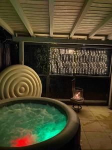 a jacuzzi tub in a room with a candle at Appartement calme avec jardin in Conthey