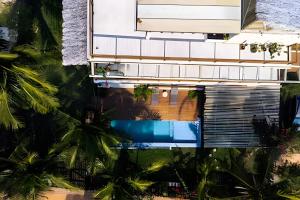 an overhead view of a building with a swimming pool at Casa confortável com vista mar e piscina in Barrinha