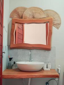 a bathroom with a sink and a mirror at Casa agradável, no centrinho de Barra Grande in Barra Grande