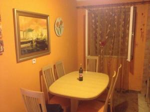 tavolo e sedie con una bottiglia di vino sopra di Andrea Holiday Home a Primošten