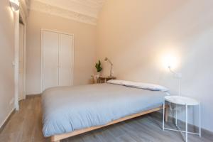 Schlafzimmer mit einem Bett und einem Tisch in der Unterkunft Centro città - Comodo per visitare la città in Turin