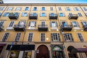 ein gelbes Gebäude mit Fenstern und Balkonen darauf in der Unterkunft Centro città - Comodo per visitare la città in Turin