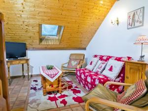 un salon avec un canapé rouge et une télévision dans l'établissement Appartement sur 2 niveaux, 3 pièces avec Wi-Fi et parking à Saint-Chaffrey, 6 personnes - FR-1-762-17, à Saint-Chaffrey