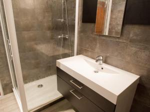 une salle de bain avec lavabo et douche dans l'établissement Appartement sur 2 niveaux, 3 pièces avec Wi-Fi et parking à Saint-Chaffrey, 6 personnes - FR-1-762-17, à Saint-Chaffrey 5 autres photos
