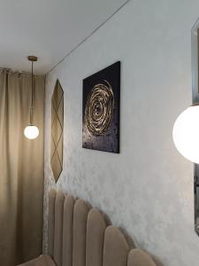 sala de estar con sofá y una foto en la pared en 1-комнатная квартира мкр. Аэропорт, en Kostanái
