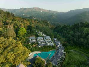 eine Luftansicht eines Resorts in den Bergen in der Unterkunft Scenic, Munnar - IHCL SeleQtions in Munnar