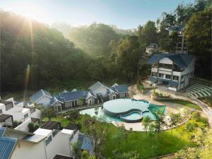 einen Luftblick auf ein Resort mit einem Pool in der Unterkunft Scenic, Munnar - IHCL SeleQtions in Munnar