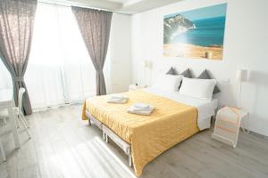 una camera da letto con un letto e una grande finestra di B&B WelcHome a Porto SantʼElpidio