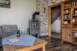 una sala de estar con una botella de vino en una mesa en 50141 Gretchen´s Hus 1, en Wangerland