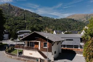 una casa con montañas en el fondo en Grand Chalet St-Lary centre 13 à 15 pers, en Saint-Lary-Soulan