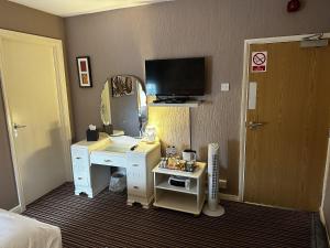 a room with a desk and a sink and a mirror at The Cricketers Arms in Barnard Castle