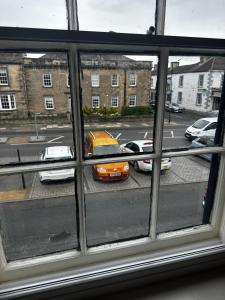バーナード・キャッスルにあるThe Cricketers Armsの窓から車の景色を望む