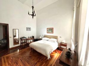 - une chambre avec un lit, une table et un miroir dans l'établissement B&B Gelsomina Apartment, à Rome