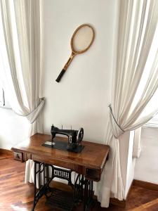 une table en bois avec une raquette de tennis sur un mur dans l'établissement B&B Gelsomina Apartment, à Rome