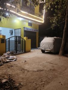 a building with a garage with a bed and a gate at Ram Tilak homestay in Faizābād