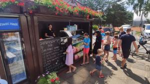 a group of children standing in front of a food truck at Hotel Galion in Gdańsk