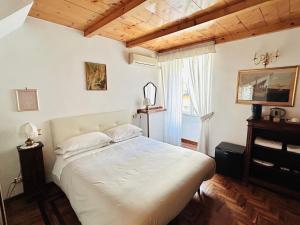 - une chambre avec un lit blanc et une fenêtre dans l'établissement B&B Gelsomina Apartment, à Rome